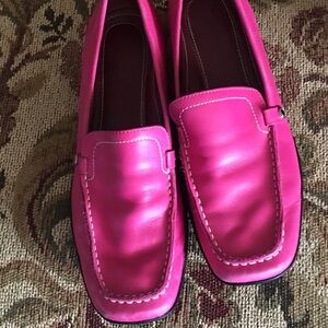 Stunning womens Coach loafers in Fuschia leather Size 8.5 Medium